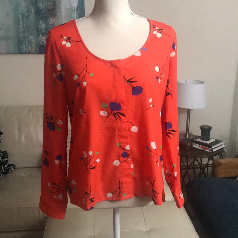 Scoop neck, long sleeve top